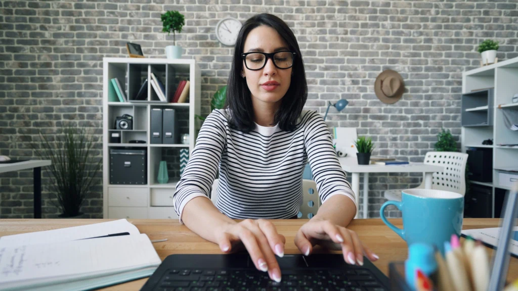 Frau bei der Arbeit in einem modernen Büro