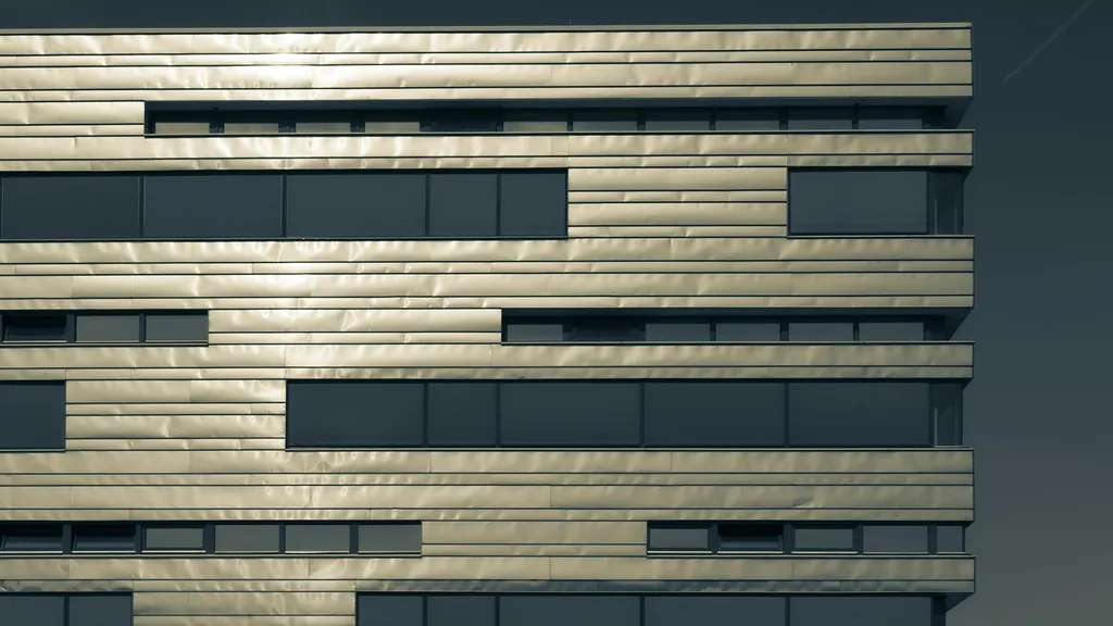 Goldfarbene Fassade eines modernen Bürogebäudes