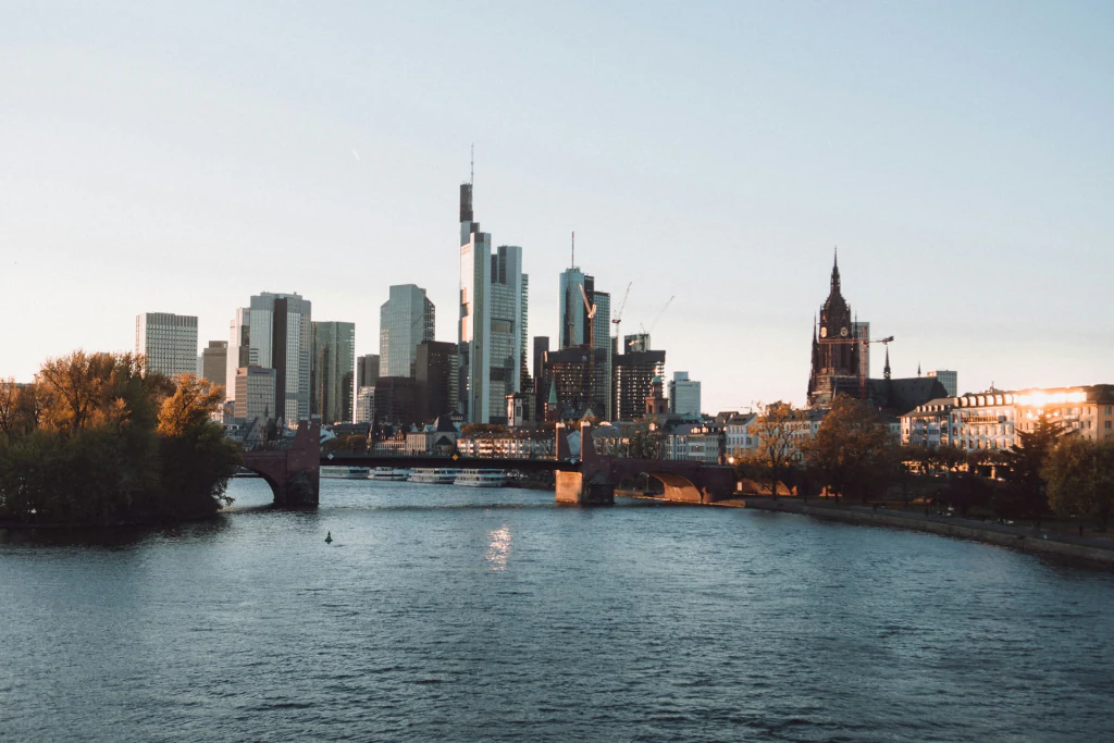 Frankfurter Skyline mit Brücke